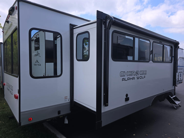 Alpha Wolf - 26RL 9.3m rear lounge 4 berth - Select Caravans Limited
