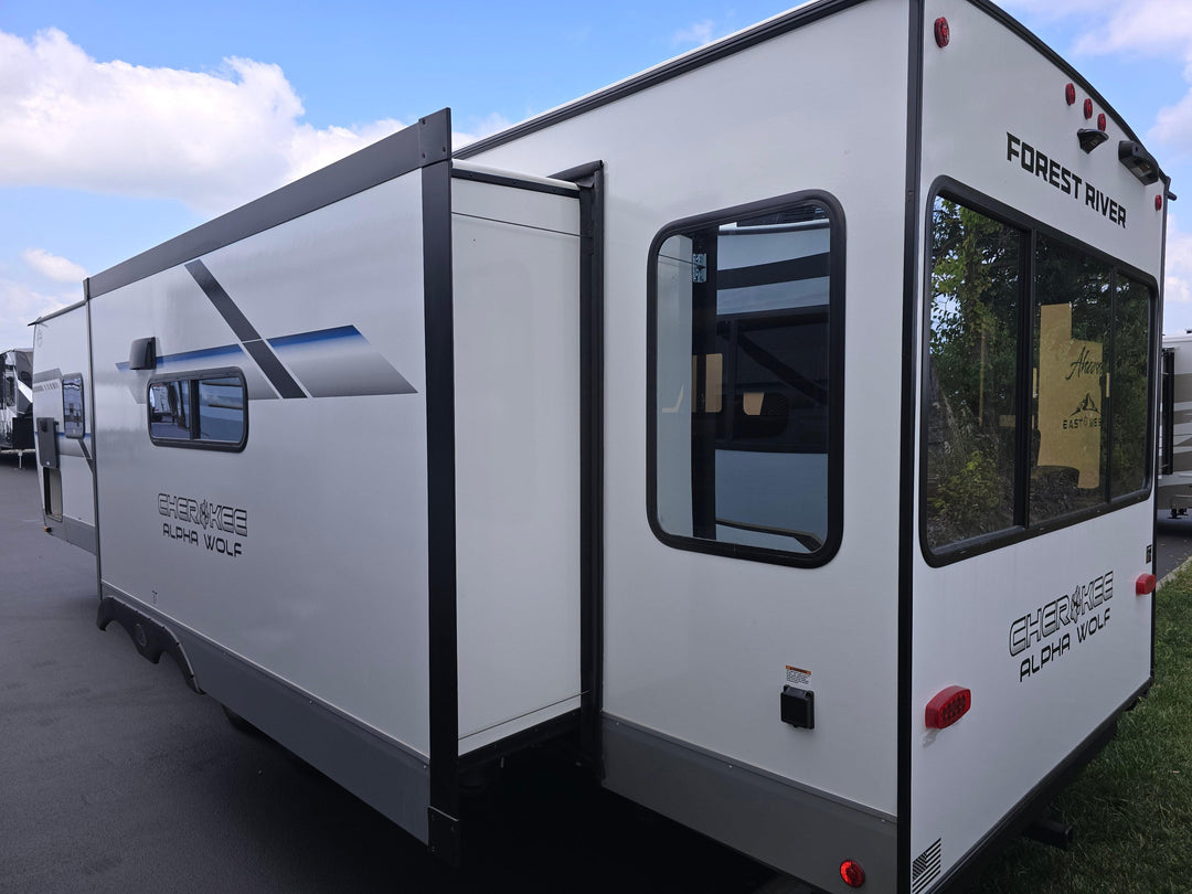 Alpha Wolf - 26RL 9.3m rear lounge 4 berth - Select Caravans Limited