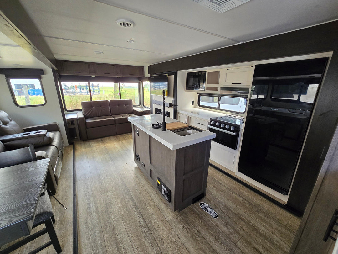 Alpha Wolf - 26RL 9.3m rear lounge 4 berth - Select Caravans Limited