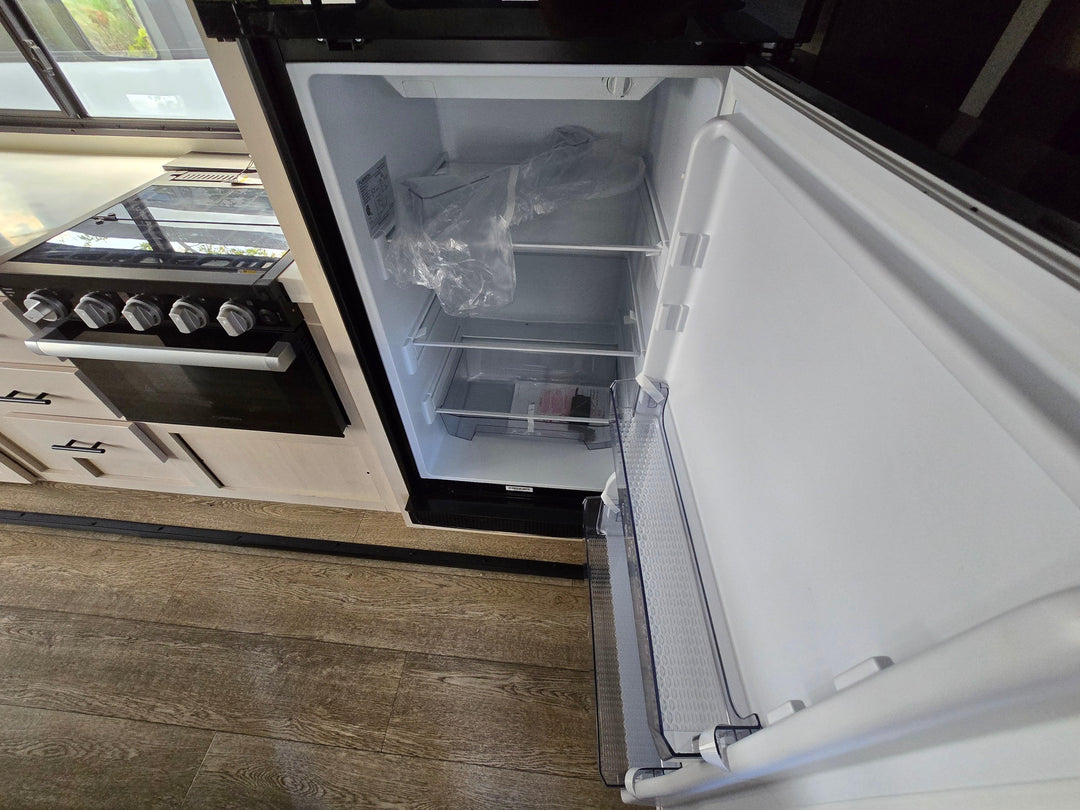 Alpha Wolf - 26RL 9.3m rear lounge 4 berth - Select Caravans Limited