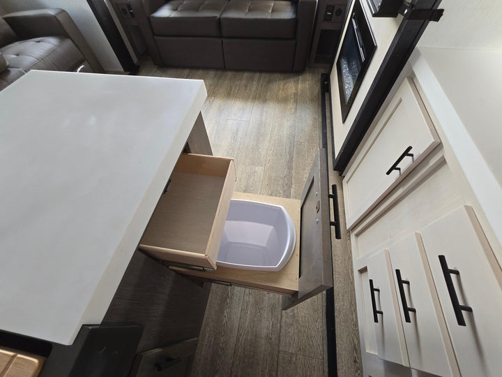 Alpha Wolf - 26RL 9.3m rear lounge 4 berth - Select Caravans Limited