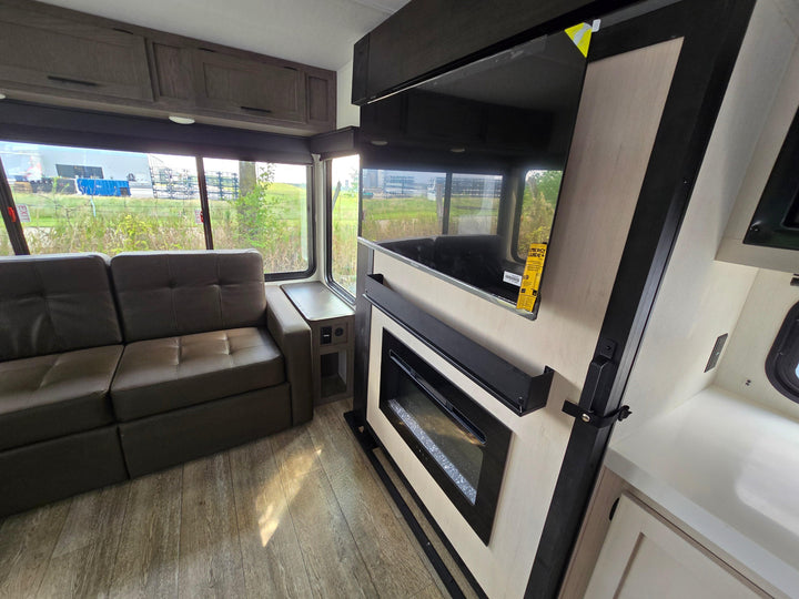 Alpha Wolf - 26RL 9.3m rear lounge 4 berth - Select Caravans Limited