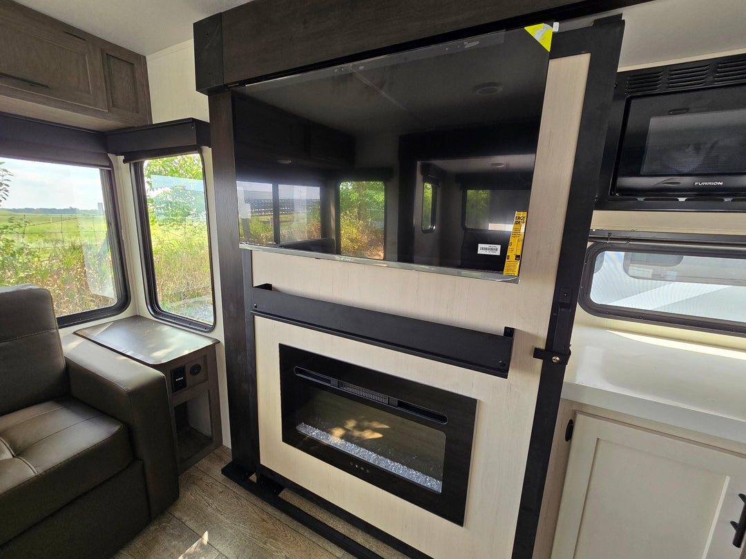 Alpha Wolf - 26RL 9.3m rear lounge 4 berth - Select Caravans Limited