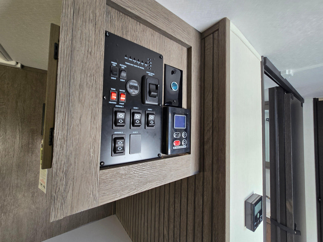 Alpha Wolf - 26RL 9.3m rear lounge 4 berth - Select Caravans Limited