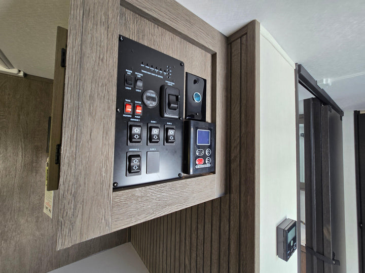 Alpha Wolf - 26RL 9.3m rear lounge 4 berth - Select Caravans Limited