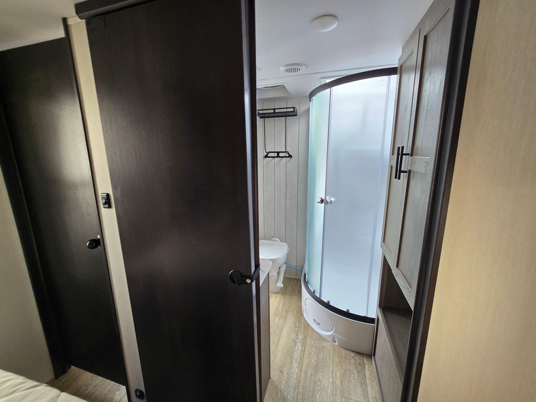 Alpha Wolf - 26RL 9.3m rear lounge 4 berth - Select Caravans Limited