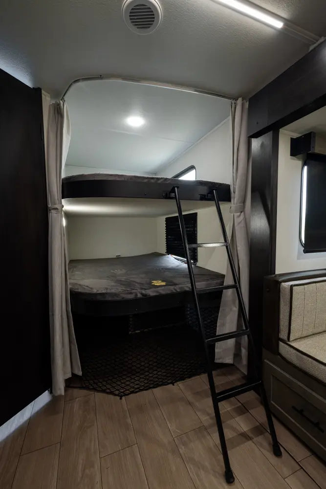 Alpha Wolf - 26DBH, 8.6m, bunks, 6+ berth