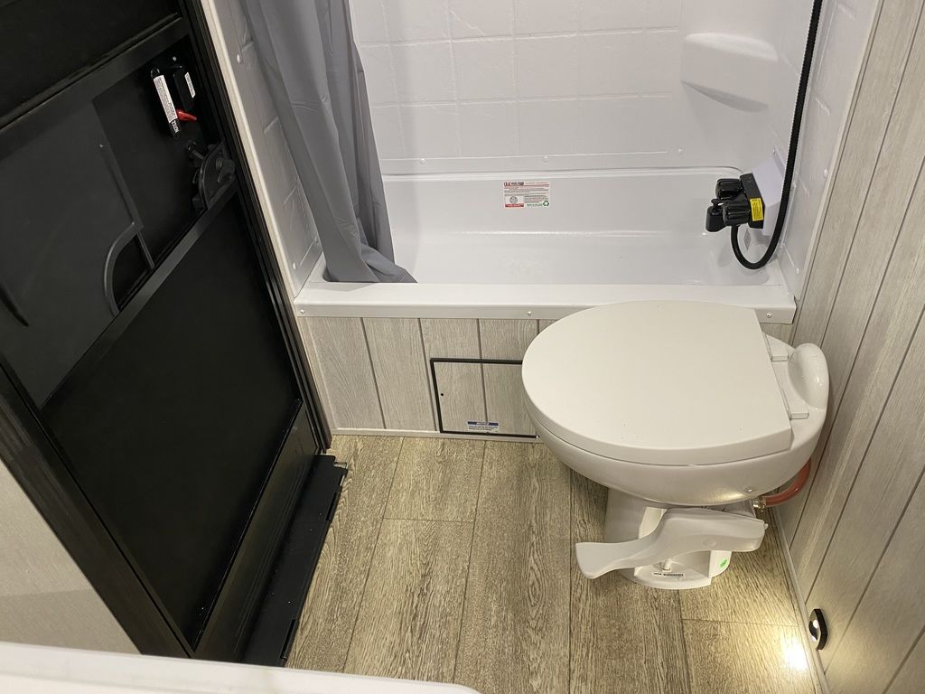 Alpha Wolf - 26DBH, 8.6m, bunks, 6+ berth