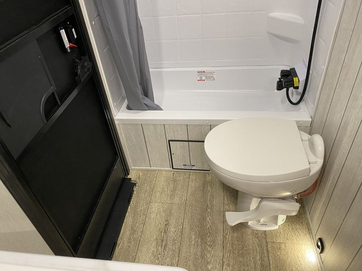 Alpha Wolf - 26DBH, 8.6m, bunks, 6+ berth