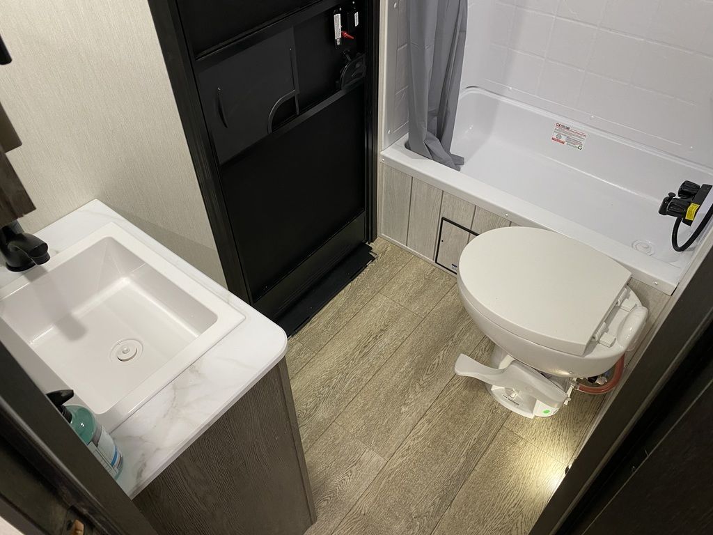 Alpha Wolf - 26DBH, 8.6m, bunks, 6+ berth