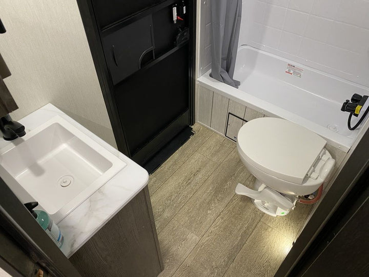 Alpha Wolf - 26DBH, 8.6m, bunks, 6+ berth