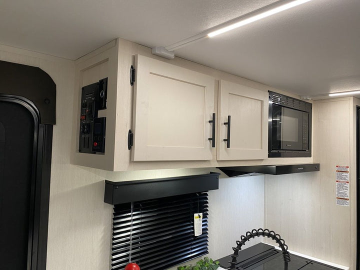 Alpha Wolf - 26DBH, 8.6m, bunks, 6+ berth