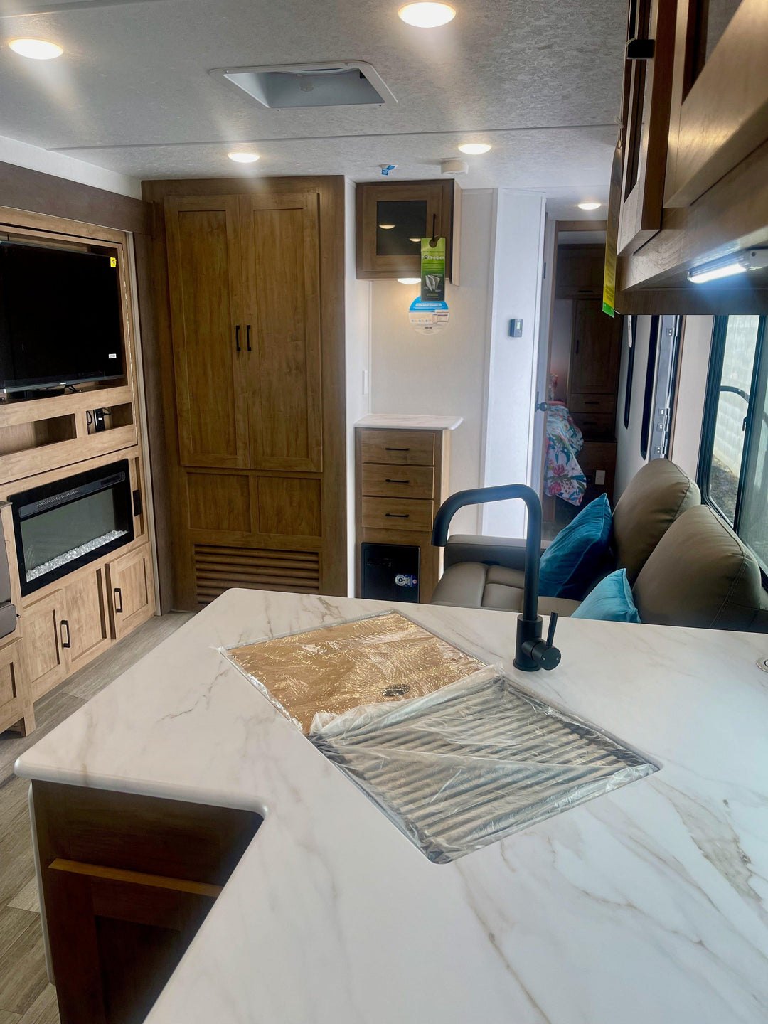 Freedom Express - 274RKS 8.5m 3+ berths - Select Caravans Limited