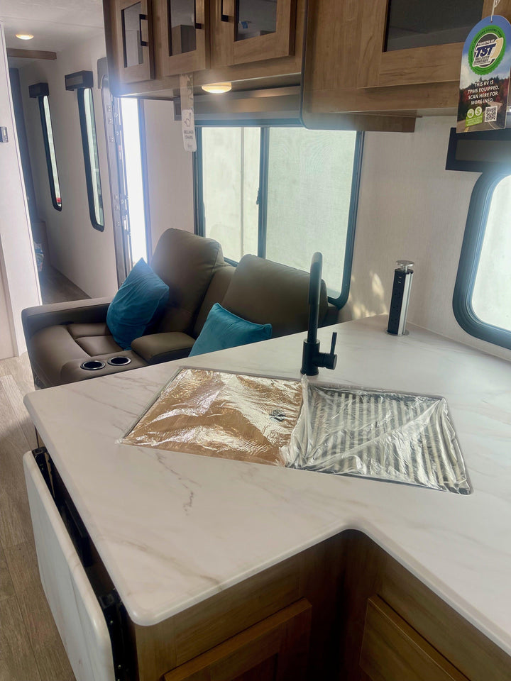 Freedom Express - 274RKS 8.5m 3+ berths - Select Caravans Limited