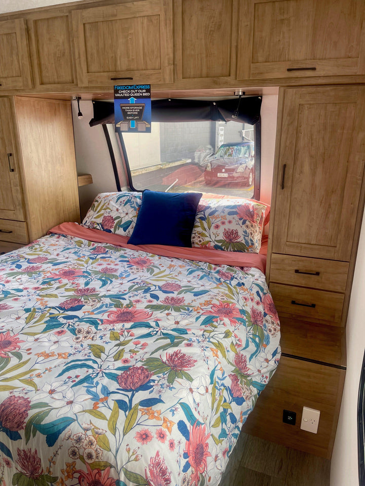 Freedom Express - 274RKS 8.5m 3+ berths - Select Caravans Limited