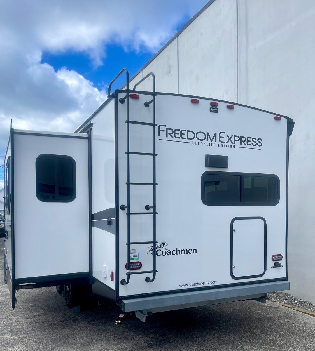 Freedom Express - 274RKS 8.5m 3+ berths - Select Caravans Limited