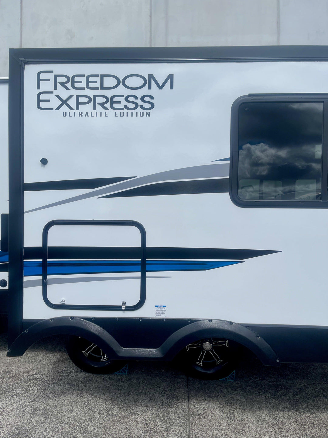 Freedom Express - 274RKS 8.5m 3+ berths - Select Caravans Limited