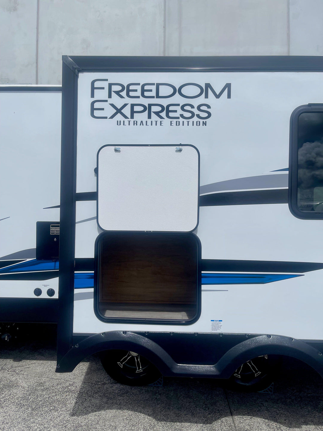 Freedom Express - 274RKS 8.5m 3+ berths - Select Caravans Limited