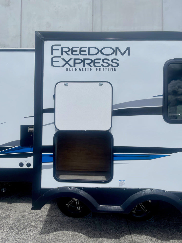 Freedom Express - 274RKS 8.5m 3+ berths - Select Caravans Limited