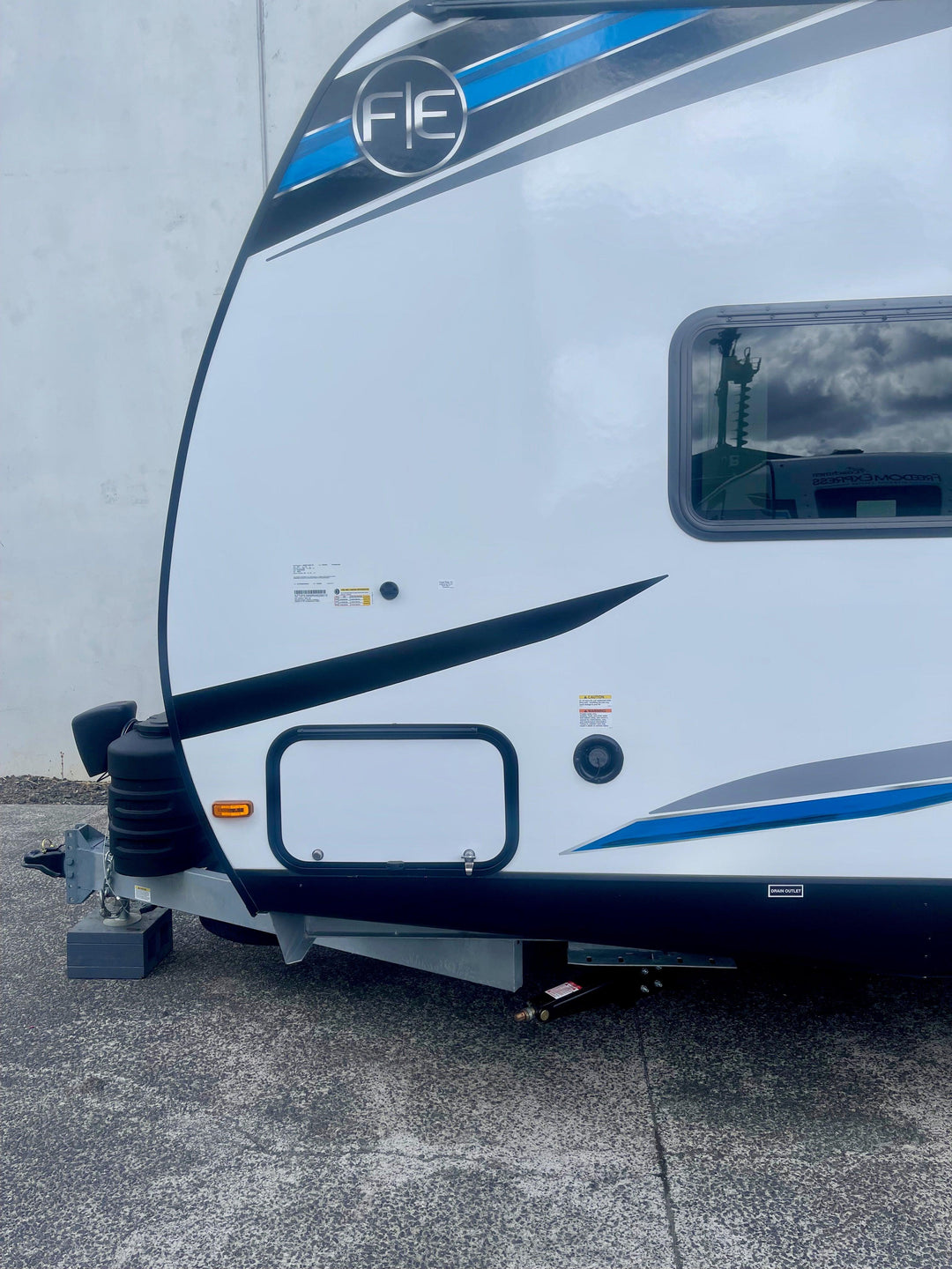 Freedom Express - 274RKS 8.5m 3+ berths - Select Caravans Limited