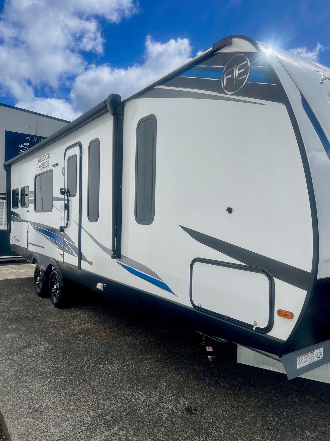 Freedom Express - 274RKS 8.5m 3+ berths - Select Caravans Limited