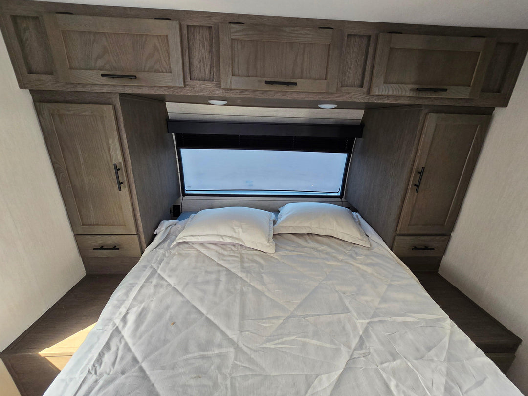 Alpha Wolf - 26RL 9.3m rear lounge 4 berth