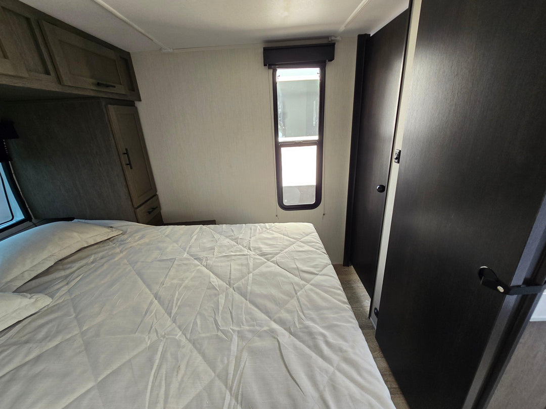 Alpha Wolf - 26RL 9.3m rear lounge 4 berth