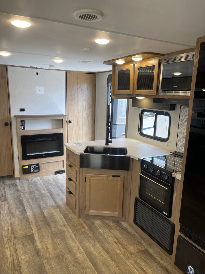 Alpha Wolf - 26DBH, 8.4m, bunks, 6+ berth - Select Caravans Limited