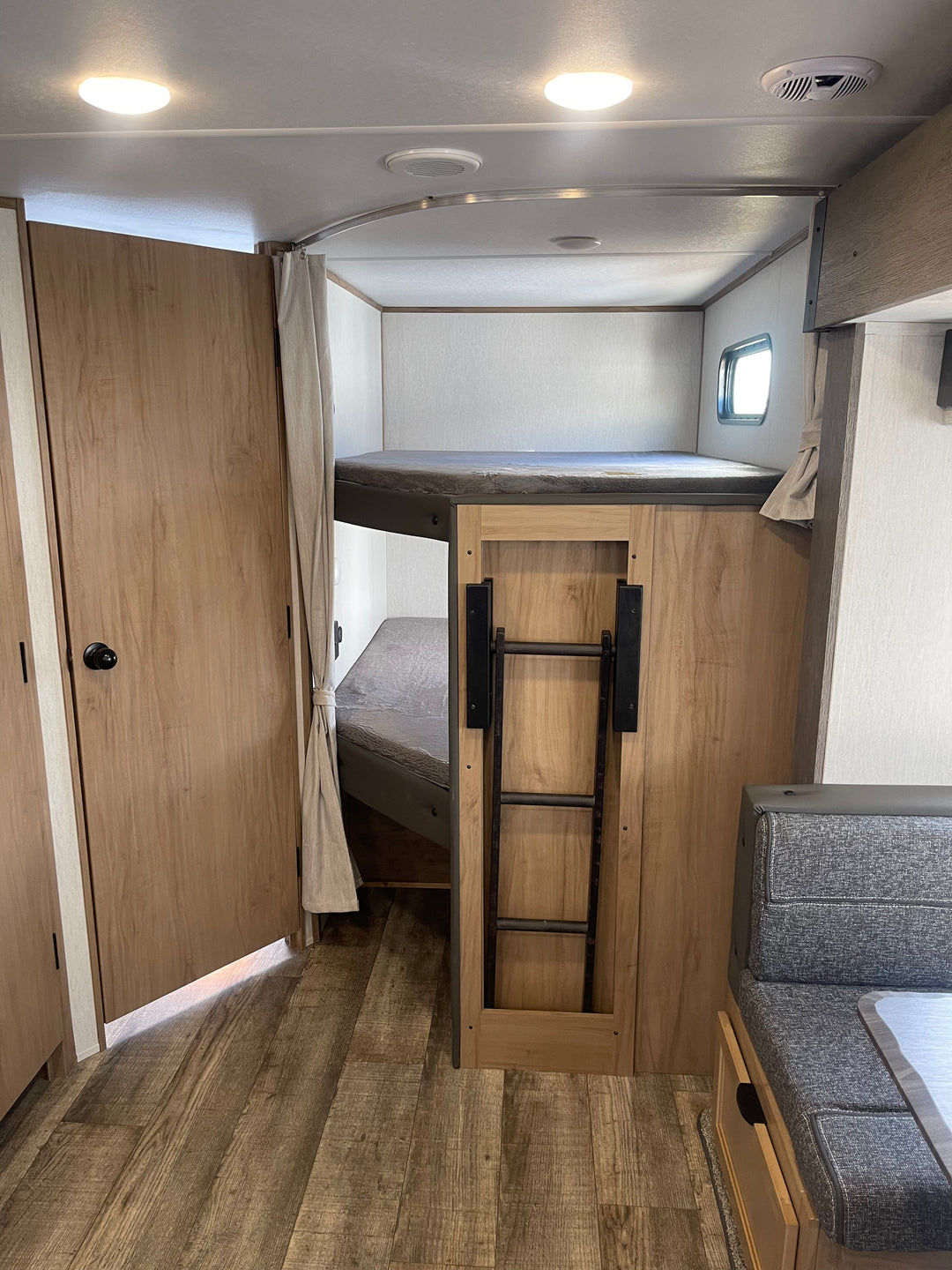 Alpha Wolf - 26DBH, 8.4m, bunks, 6+ berth - Select Caravans Limited