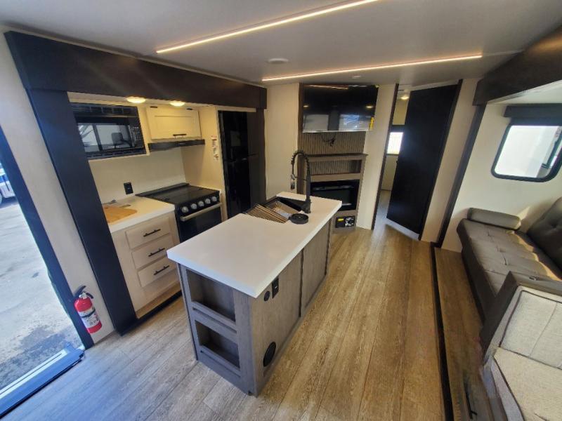 Alpha Wolf - 33BH 10.2m 2 private bedrooms 7 + berth